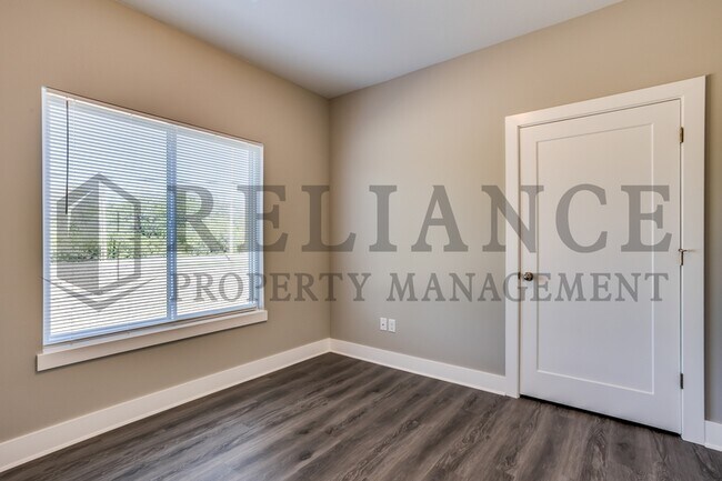 Building Photo - 4930 N Vassar Ave