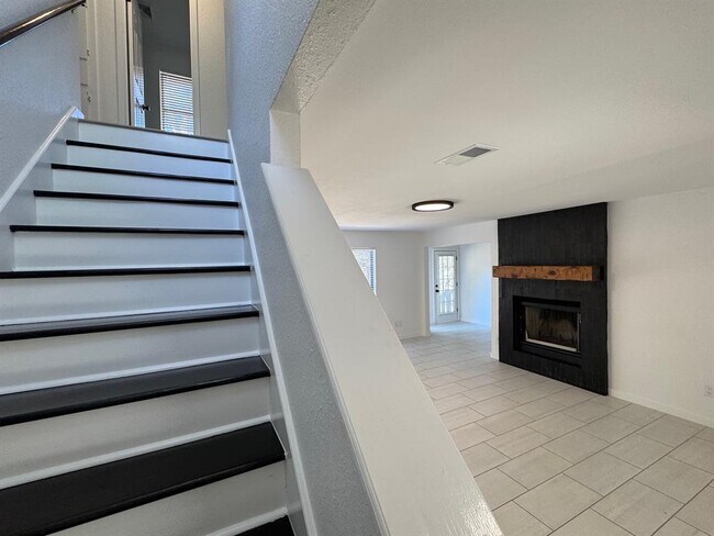 Building Photo - 12604 Shady Acres Dr
