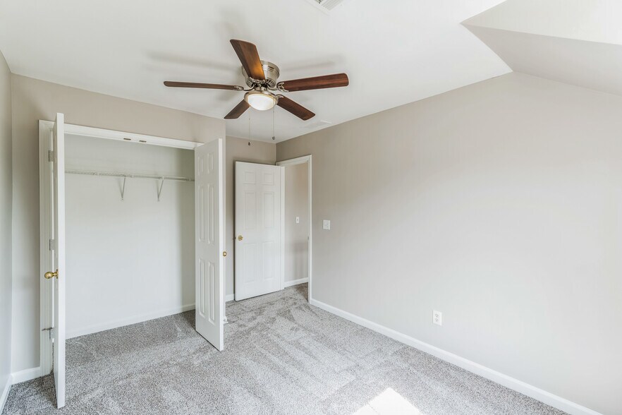 Building Photo - 2453 Lakebrooke Dr