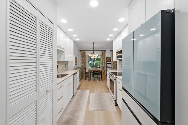 Building Photo - 608 Northshore Dr