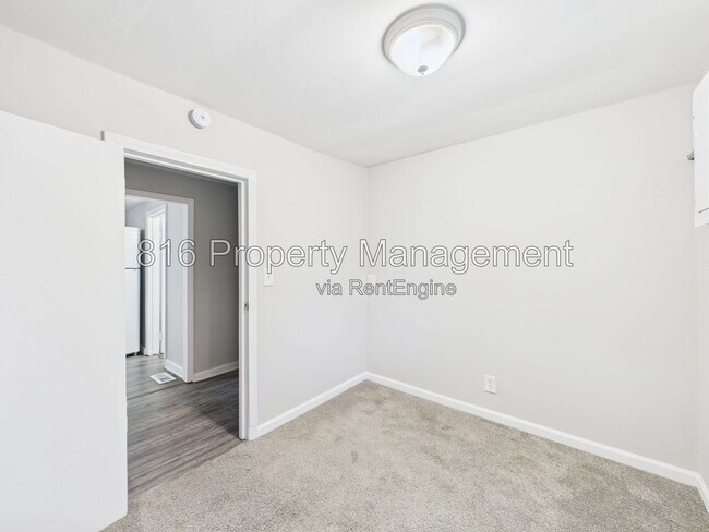 Building Photo - 126 S Village Terrace
