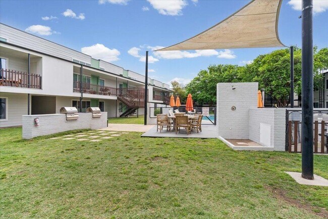 Building Photo - 2200 Dickson Dr