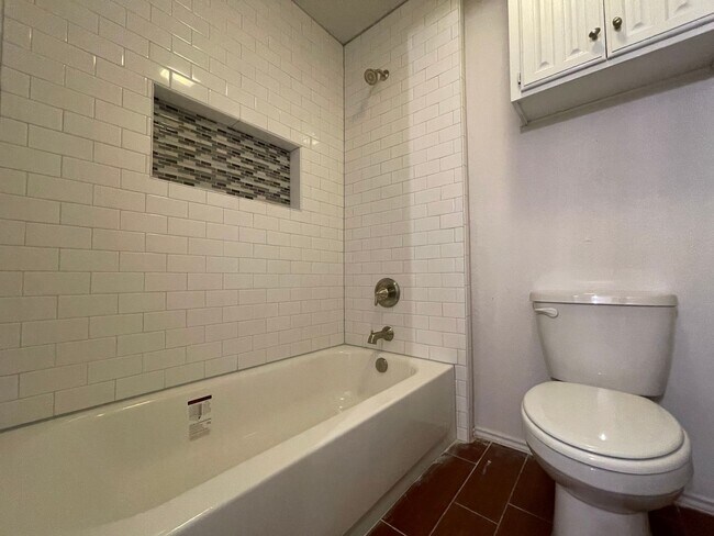 Building Photo - AVAILABLE NOW 2 BED 2 BATH TOWNHOME IN CLE...