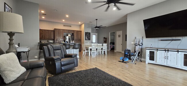 Building Photo - 3952 W Salter Dr