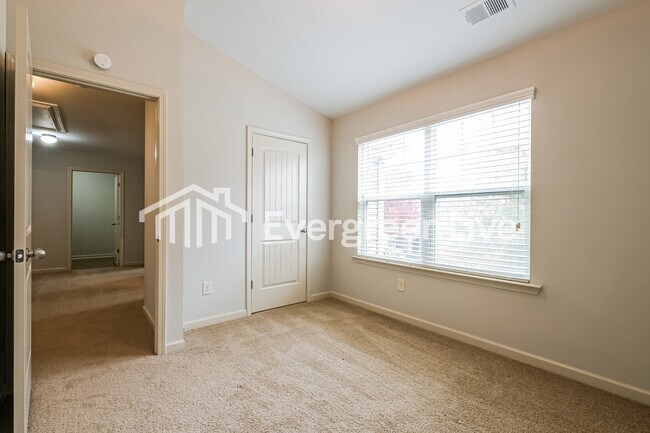 Building Photo - 138 High Point Way