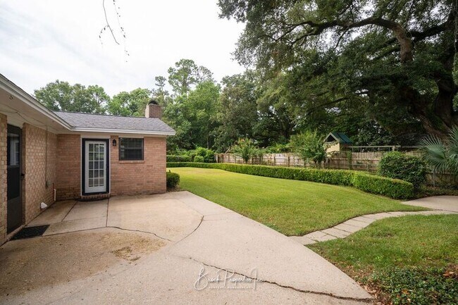 Building Photo - 6395 Duquesne Dr