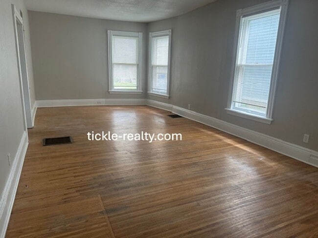 Building Photo - Large 5 Bedroom 2 Bath Single Family Home!...