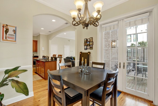 Building Photo - 407 E Hull St