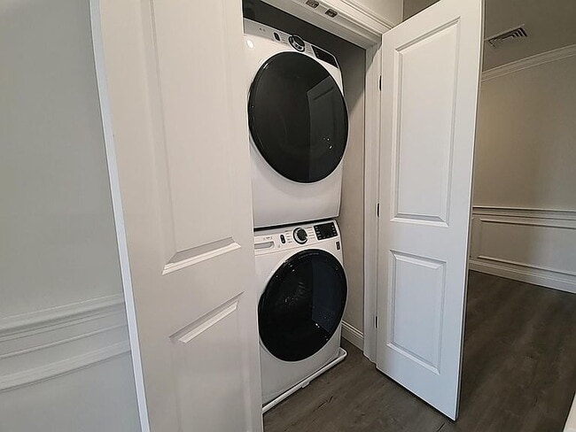 Building Photo - "Spacious 2-Bed, 2-Bath Gem in Medford - 1480 Sq Ft of Comfort Awaits!"