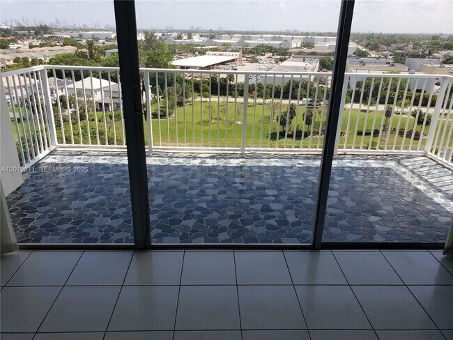 Building Photo - 4200 Hillcrest Dr
