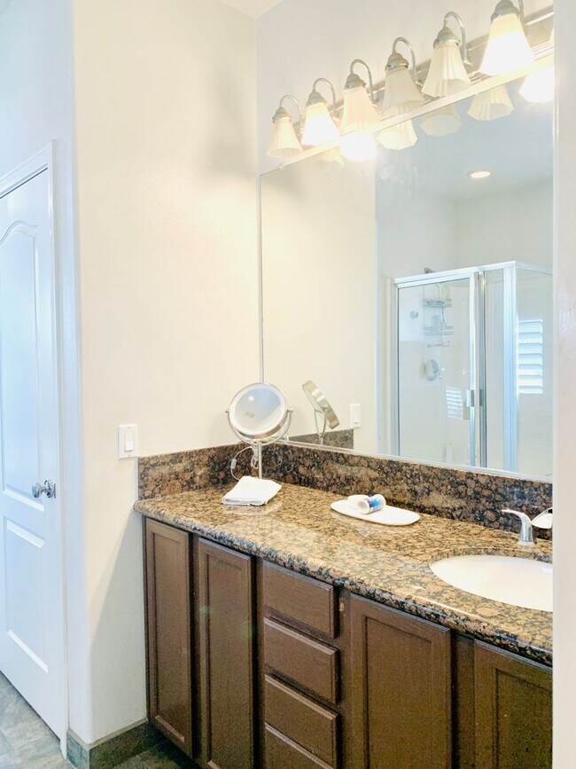 Building Photo - ***GORGEOUS 4BD/2.5BA HOUSE AVAILABLE IN O...