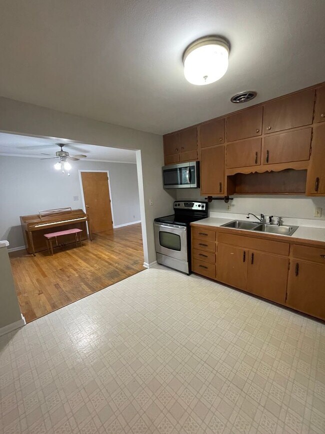 Building Photo - Three Bedroom Single Family Home in the Co...