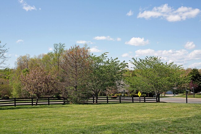 Building Photo - Spring Creek Living! Pet-Friendly Townhome