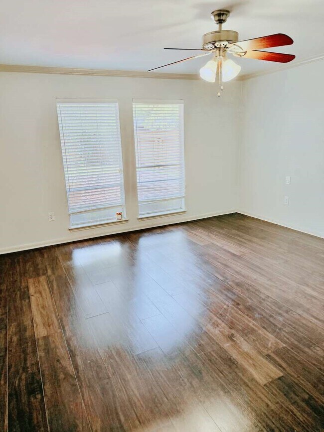Building Photo - 2118 Briarcrest Dr