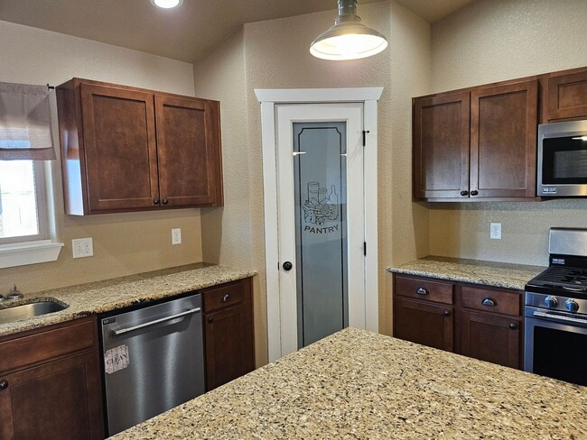 Building Photo - ALL PROSPECTIVE TENANTS MUST SUBMIT A $58 ...