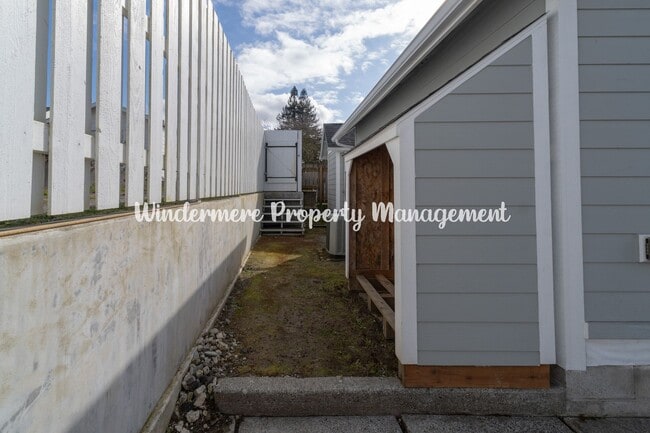 Building Photo - Beautifully Remodeled 2 bedroom in convenient location, private balcony, over sized garage, A/C a...