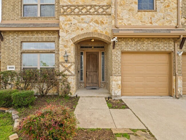 Building Photo - 5 Bedroom Single Family in Heartland