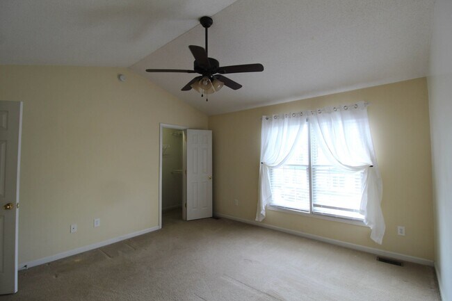 Building Photo - Liberty Square Townhome with Fenced Yard!