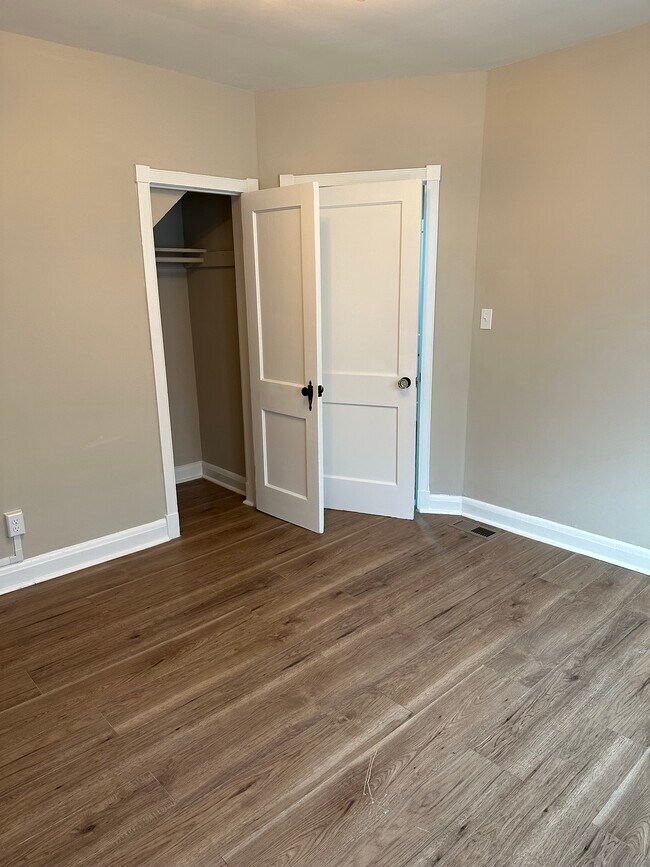 Closet 1 - 905 Saint Dunstans Rd