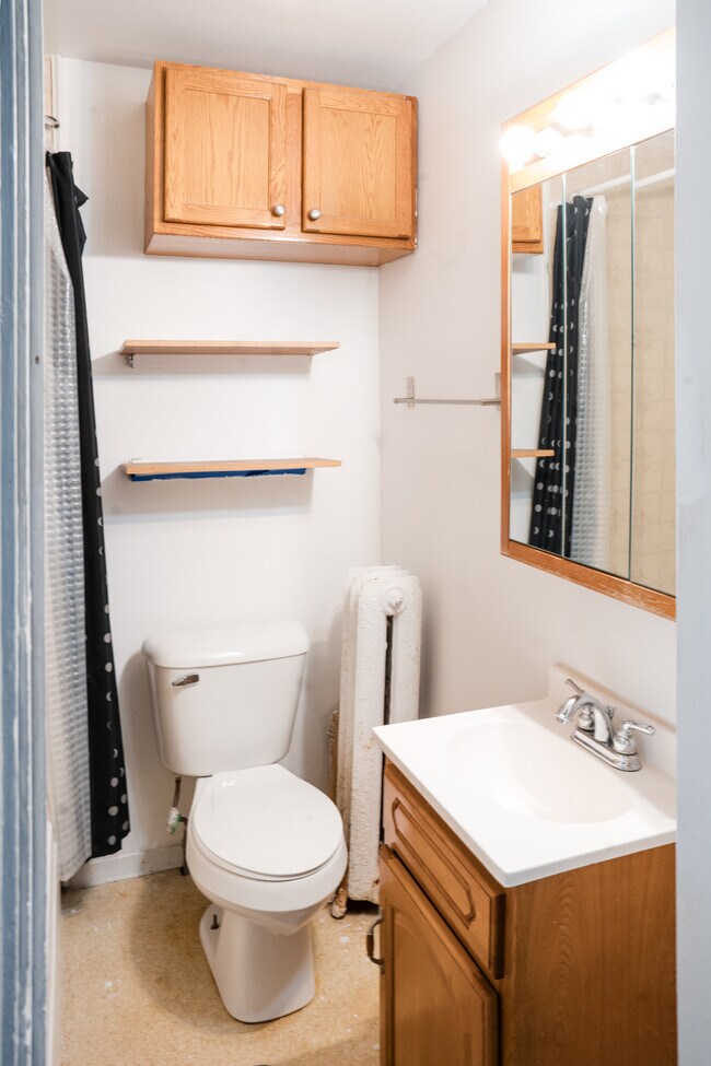 Building Photo - 556 Rose Ave E