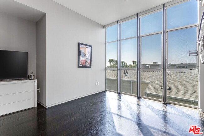 Building Photo - 825 Kings Rd