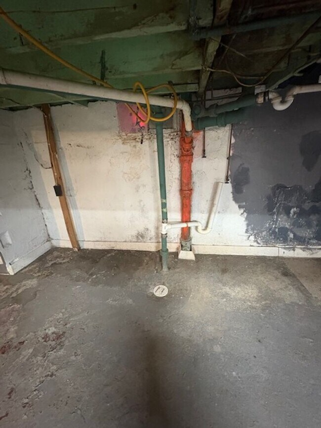 Building Photo - 2 Bedroom / 1 bathroom House in Peoria, IL