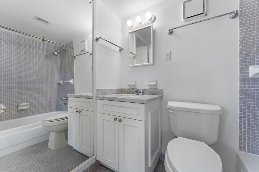 Building Photo - 2539 S Bayshore Dr