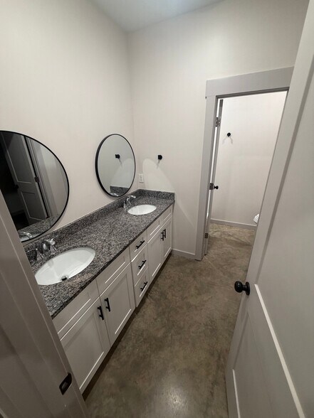 Building Photo - 4609 Wolf Run Trl