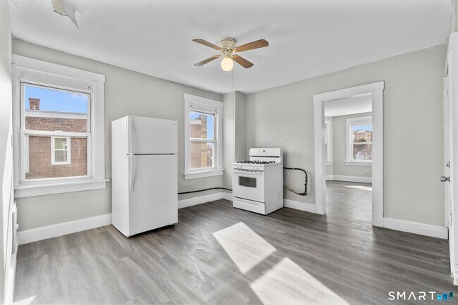 Building Photo - 313 High St