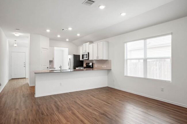 Building Photo - Spacious 3/2 in Kyle with oversized garage