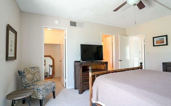 Building Photo - Lakeside Golf Course Retreat in Cathedral ...