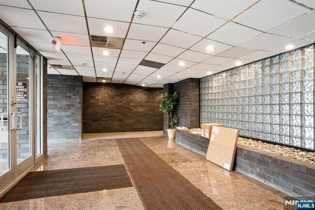 Building Photo - 364 Palisade Ave