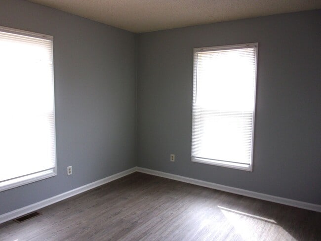 Building Photo - Large home in desirable location!