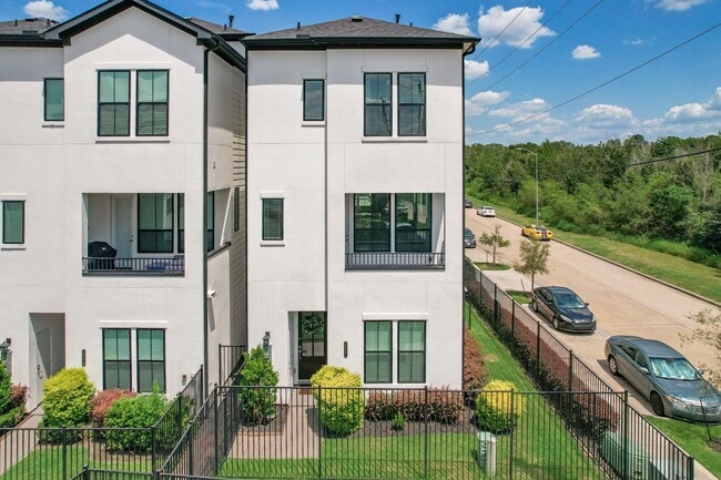 Building Photo - 2812 Grand Fountains Dr