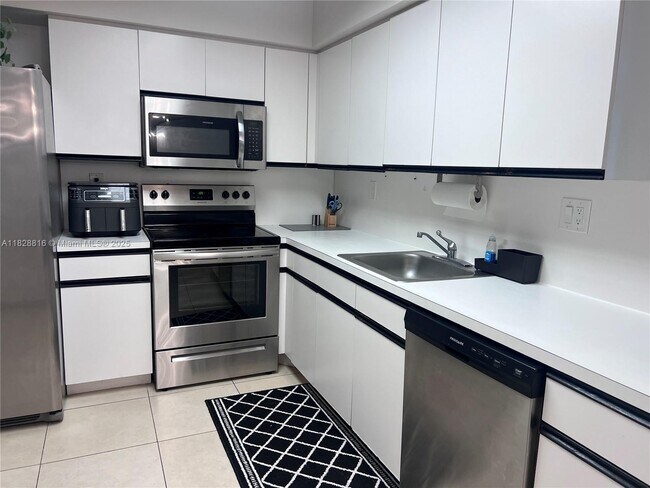 Building Photo - 3600 Mystic Pointe Dr