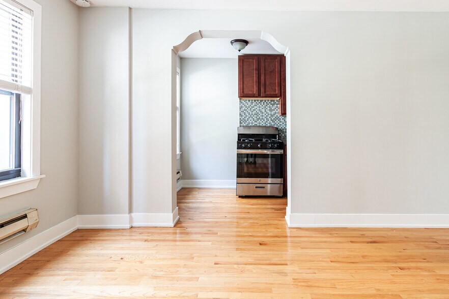 Building Photo - 435 W Roscoe St