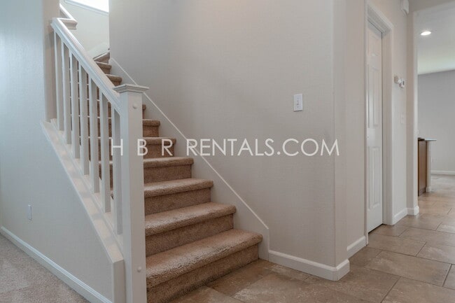 Building Photo - South Tracy 4-Bed Home with First-Floor Bedroom