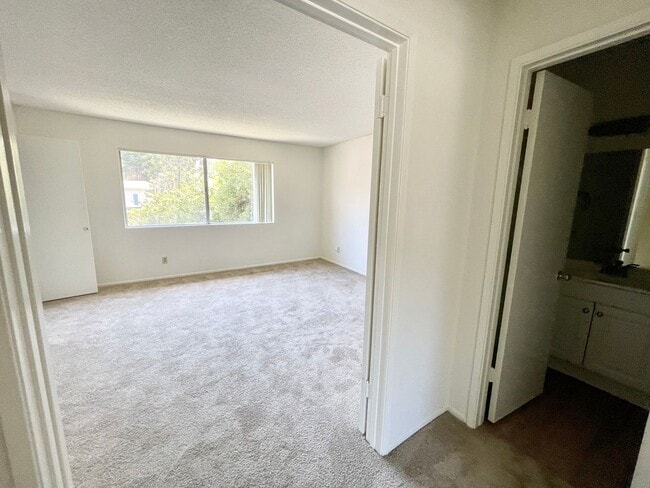 Building Photo - Fire Mountain Townhome with Garage!