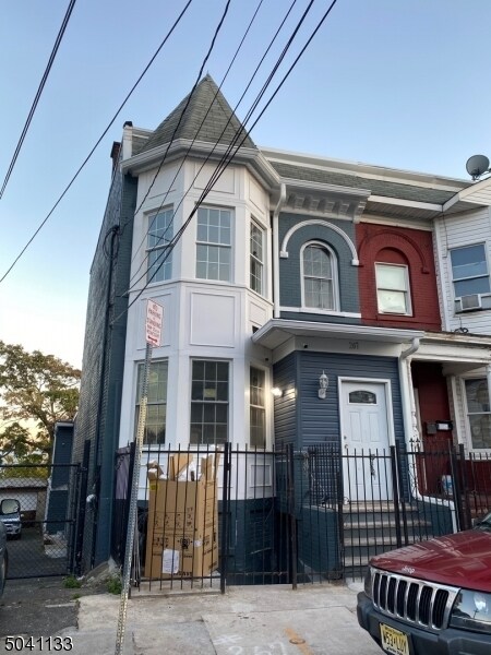 Building Photo - 267 Garside St