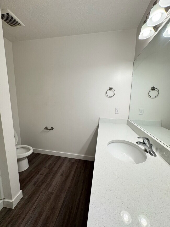 Building Photo - 1685 S 245 W