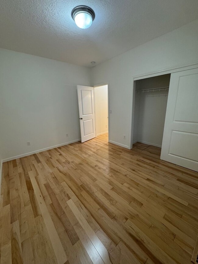 Building Photo - 3 Bedroom 2 Bath at Astoria