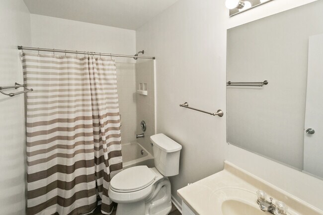 Building Photo - 924 Symphony Dr