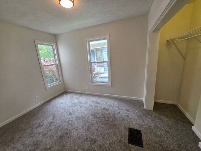 Building Photo - South Wedge Large 2 Bedroom Half House 1st Fl Floor Avail Mid October