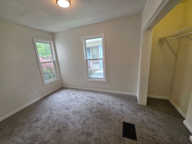 Building Photo - South Wedge Large 2 Bedroom Half House 1st Fl Floor Avail Now