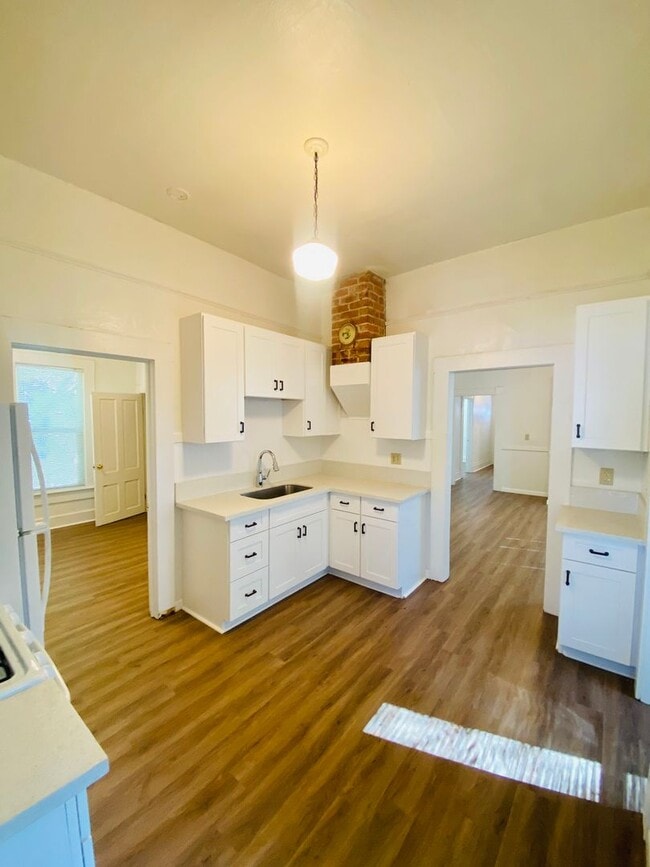 Building Photo - Reserve Now for June 2026! Updated House in Downtown Chico