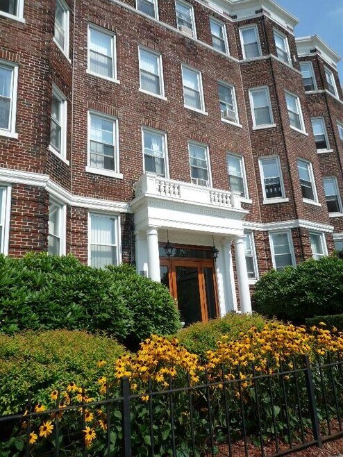 Building Photo - 151 Park Dr