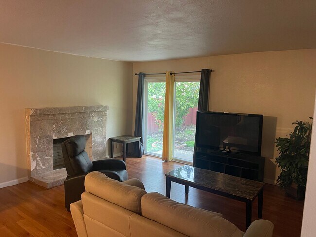 Building Photo - Ideal 4br/2ba single story with chefs kitchen