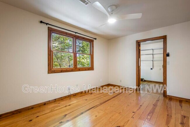 Building Photo - 8984 Falls Hollow Rd