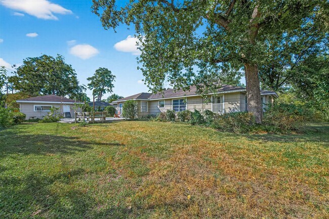 Building Photo - 10005 Hazelhurst Dr
