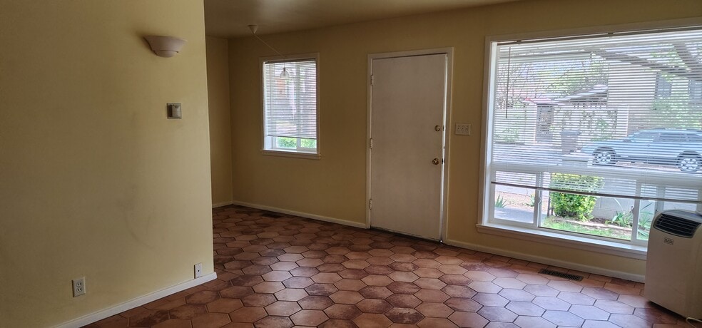 Living Room - 907 E Laird Ave